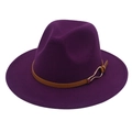 Vue détaillée du chapeau fedora violet foncé avec sangle en cuir brun et boucle dorée - M (56-58cm) / Violet