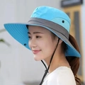 Cappello da sole da donna a tesa larga blu e grigio con cinturino regolabile - M (56-58cm) / Celeste
