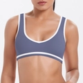 Vue détaillée du soutien-gorge de sport bleu-gris avec passepoil blanc et larges bretelles - Gris Bleu