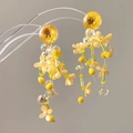 Détail de boucles d'oreilles pompons jaunes avec breloques en résine et fleurs séchées - 26# Tige de Boucle d'Oreille en Argent - Jaune