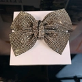 Makroaufnahme der dunkelgrauen Haarklammer mit glitzerndem Strass-Schleifen-Design - Rauchgrau