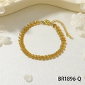 Dettaglio del bracciale a catena a spina di pesce dorato con chiusura a moschettone - Catena a Spina di Pesce Dorata (BR1896-Q)