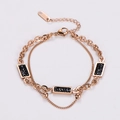 Detalle de la pulsera de doble capa de acero inoxidable oro rosa con piedras negras - Oro rosa