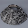 Détail d'une visière pare-soleil gris foncé avec bord plissé et grand nœud élégant - M(56-58cm) / Noir