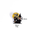 Spilla di Halloween con castello e strega che mostra le dimensioni di 30mm x 28mm - Strega del castello lunare