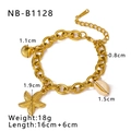 Dettaglio del bracciale in acciaio inossidabile placcato oro 18k con stelle e conchiglie - Stile Ciondolo Stella Marina e Conchiglia (NB-B1128) / Oro