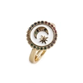Détail d'une bague dorée réglable avec lune en émail, étoiles et pierres colorées - Ouvert Réglable / Étoile Lune Blanche
