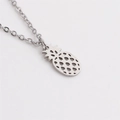 Collana con ciondolo a forma di ananas in acciaio inossidabile lucido con design traforato - Argento