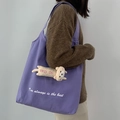 Sac bandoulière en toile violette avec peluche chat porté par un mannequin - Violet Chat