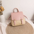 Rucksack aus geflochtenem Stroh mit rosa Lederbesatz und zwei Schultergurten für den Sommer - Rosa