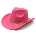 Détail du chapeau de cowboy rose en daim avec une décoration de cordelette marron - Rose rouge