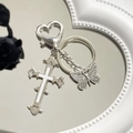 Portachiavi gotico a croce e farfalla in argento con chiusura a cuore su specchio - Bianco