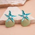 Dettaglio di orecchini a stella marina con perle e finiture a conchiglia verde mare - Perno in Acciaio Inossidabile / Conchiglia Verde