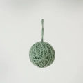 Pallina di Natale artigianale in filato verde salvia con anello per albero - Verde Pallido