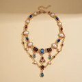 Dettaglio ravvicinato della collana vintage multistrato con gemme rosse e blu e perle - Collana Multistrato (WN095)