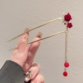 Épingle à cheveux en U avec roses rouges et pompons papillon dorés à perles rouges - Épingle à cheveux en U double fleur floquée