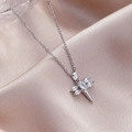 Silberne Libellenkette mit Zirkonia-Anhänger auf zartem rosa Seidenhintergrund - Silber