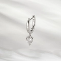 Enkele zilveren oorring met een fonkelende heldere zirkonia hanger in de vorm van een hart - Wit (Per stuk)