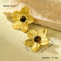 Detail view of 18K gold flower earrings with tiger eye stone and measurement info - Gold Tiger Eye Core Flower(D427-1)