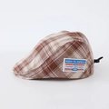 Détail d'une casquette rétro à carreaux avec étiquette tissée et texture de tissu - 48cm (6 Mois-2 Ans) / Marron