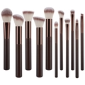 Set da 12 pennelli trucco con manici in legno e ghiere oro rosa su sfondo bianco neutro - Set di 11 pennelli per trucco color caffè
