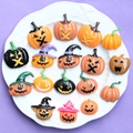 Ciondoli in resina per Halloween con zucche e cappelli da strega colorati su piatto - Colori Misti