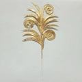 Vue détaillée d'une feuille artificielle dorée évidée pour compositions florales - Feuille de Corne de Bélier Dorée