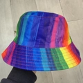 Dettaglio del cappello pescatore arcobaleno con cuciture rinforzate sulla tesa - Taglia unica / Strisce arcobaleno