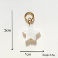 Sternanhänger aus irisierender Perlmutt mit Goldring, 2cm Höhe und 0,5g Gewicht - Natürliches Perlmutt/legierung / Weißer Perlmutt Stern Anhänger
