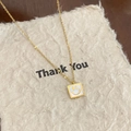 Elegante gouden titanium ketting met een vierkante witte parelmoer smiley gezicht hanger - Roestvrij staal / Faux parelmoer / Goud