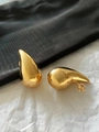 Macro-opname van gepolijste 18K gouden druppeloorbellen met gladde reflecterende afwerking - E1425-18K Goud Massief (3.0*1.5cm)