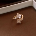 Détail d'une bague ginkgo dorée avec zircon et nacre présentée sur un écrin à bijoux - 16# Bague-Or-Plaqué Or Véritable