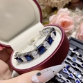 Bracciale con pietre preziose blu e bianche con montatura in argento in un astuccio rosso - Rettangolo Corindone Artificiale Blu Argento (16+5cm)