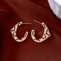 Dettaglio di orecchini a C placcati in oro 18K con zirconi bianchi e neri lucidi - Rame Placcato Oro 18K / Perno in Argento S925 / Oro (Leopardo Nero)