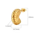 Dettaglio dell'orecchino in acciaio placcato oro 18K con texture a conchiglia e altezza 18mm - Stile a Forma di Conchiglia(MS-128 Oro)