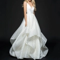 Elegante abito da sposa bianco con scollo a V, senza maniche e gonna a balze a strisce - S / Bianco