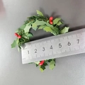 Dettaglio di un mini portatovagliolo natalizio con righello che mostra un diametro di 4-5 cm - Portatovagliolo foglia di Natale da 5 cm