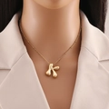 Dettaglio della collana con ciondolo a lettera K placcata in oro 18K su catena fine - Lettera K