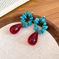 Orecchini pendenti etnici con perle turchesi e gocce di cristallo rosso scuro in stile boho - Blu Rosso (Perno in Argento)