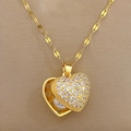 Dettaglio ravvicinato di una collana a medaglione a cuore dorato con zirconi e perla interna - Stile Medaglione in Perle Micro-Incastonate a Cuore d'Oro (F332)