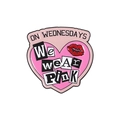 Spilla in smalto rosa a cuore con scritta On Wednesdays We Wear Pink e labbra rosse - Forma di Scudo Lettere (ON WEDNESDAYS We weAr Pink)