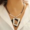 Ensemble collier géométrique avec cordon en cuir noir et pendentifs carrés argentés - 09 Collier Carré Géométrique Entrelacé Noir et Argent Mat (K-1000)