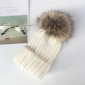 Weiße Rippstrickmütze mit großem braunem Fellbommel für winterliche Wärme - Erwachsenengröße (56-60cm) / Weiß