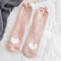 Rosa Korallenvlies-Socken mit weißen Herzmustern und eleganter Goldstickerei - Einheitsgröße / Rosa