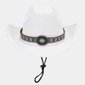Detalle macro del sombrero de vaquero blanco con banda étnica de turquesa y cordón ajustable - Talla única / Blanco