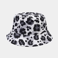 Dettaglio di un cappello da pescatore leopardato con cuciture rinforzate sulla tesa - Taglia unica / Leopardo Classico Bianco Nero Grigio (Colore 7)