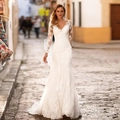 Elegante abito da sposa in pizzo bianco a maniche lunghe con scollo a V profondo e aderente - US2 / Bianco
