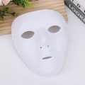 Gros plan du masque hip-hop blanc en PVC avec sangle élastique sur fond en bois texturé - Style Femme Blanc Pur