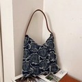 Borsa tote in denim blu scuro con ricamo floreale sfilacciato e tracolla in pelle marrone - 30x27x7cm / Blu scuro