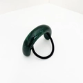 Detalle de goma de pelo de resina jaspeada verde oscuro con banda elástica negra - Verde Oscuro